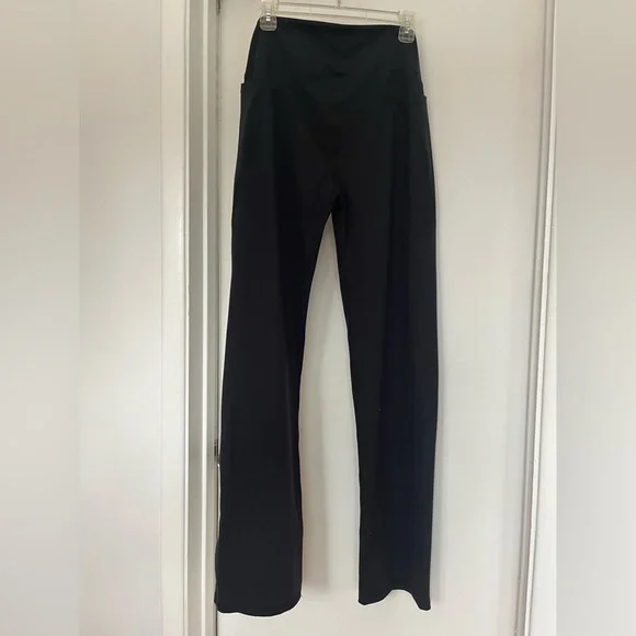 “All in Motion” athletic style black pants (Target brand)
Wide waistband - Picture 2 of 4